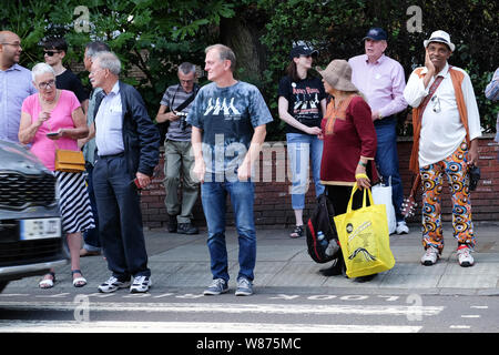 Abbey Road, Londres, Royaume-Uni. 8 août 2019. Fans des Beatles à Abbey Road de célébrer le 50e anniversaire de The Beatles shoot photo. Crédit : Matthieu Chattle/Alamy Live News Banque D'Images