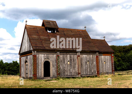 L'église, les douves de bois Ansgar Église, de 860 ans au centre Viking de Ribe dans Lostrupholm près de Ribe, Danemark. Au cours de fouilles archéologiques à la proximité de la cathédrale de Ribe restes ont été trouvés qui pointe vers qu'une communauté chrétienne et une église étaient présents dès 855. Cette église - peut-être la première au Danemark - a été construite par l'évêque Ansgar, qui est venu de Hambourg. L'église reconstruite au Viking Centre a été inauguré en 2018. Banque D'Images