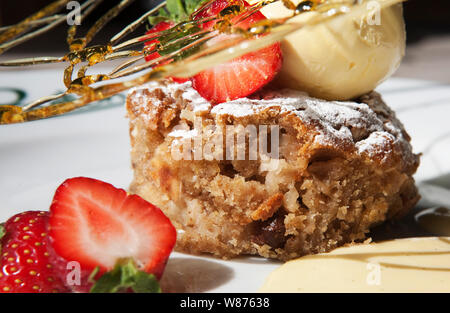 Éponge de caramel avec de la crème glacée et les fraises et la crème au frais avec un tourbillon de bonbons Banque D'Images