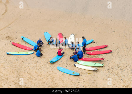Une leçon de surf sur la grande plage de l'Ouest à Newquay en Cornouailles. Banque D'Images