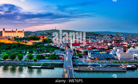Le château de Bratislava et les toits de la vieille ville, à Bratislava, Slovaquie Banque D'Images