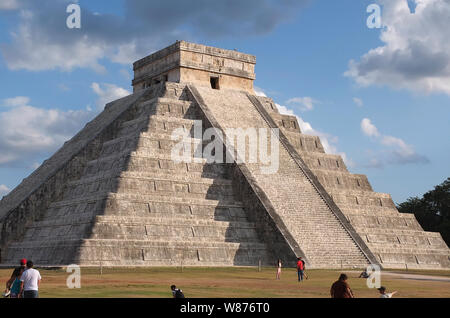 Chichen Itza était une grande ville pré-Colombienne construit par la civilisation Maya. Le site archéologique est situé dans la municipalité de Tinum, dans l'État mexicain du Yucatán. Chichen Itza a été un important point de contact dans le nord de basses terres mayas de la période Classique Tardive (ch. 600-900 AD) dans le terminal classique (c.AD 800-900) et dans la première partie de la période postclassique précoce (ch. 900-1200). Le site présente une multitude de styles architecturaux, qui rappelle de styles vu dans le centre du Mexique et de la Route Puuc et styles des basses terres mayas du nord. La présence du centre du Mexique de sty Banque D'Images