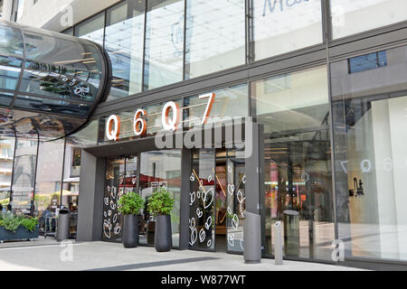 Mannheim, Allemagne - Juillet 2019 : Entrée de de grand centre commercial moderne appelé 'Q6 Q7' dans la ville de Mannheim Banque D'Images