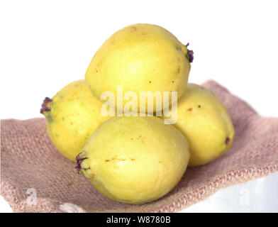 De nombreux fruits de goyave dans le panier isolated on white Banque D'Images