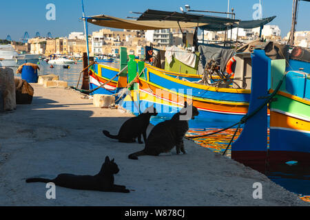 Aux yeux Taditional Luzzu bateaux à Marsaxlokk, Malte Banque D'Images