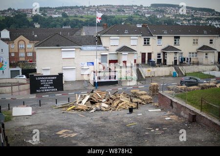 Quartier fontaine de Derry. palettes en bois sur le site de l'Assemblée Juillet feu brûlé lors de l'ordre d'Orange des défilés. Banque D'Images