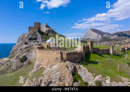 Vue panoramique vue aérienne de la forteresse génoise dans Sudak, Crimée Banque D'Images