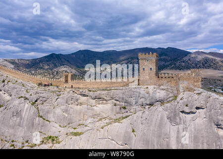 Vue panoramique vue aérienne de la forteresse génoise dans Sudak, Crimée Banque D'Images