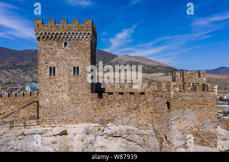 Château du consul à Sudak forteresse génoise, en Crimée. Vue aérienne drone Banque D'Images