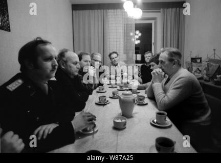 01 janvier 1990, Berlin, Henningsdorf : GDR/Brandebourg/industrie/Décembre 1989 Stahlwerke Henningsdorf BGL la rencontre (chef de la FDGB syndicat). L'ambiance est enfoncée, le mur de Berlin a disparu, le SED de fonctionnaires craignent d'être accrochés à la lanterne par les gens en colère, d'après les livres révolutionnaire socialiste. Meilleure qualité d'image possible, date de prise de vue exacte inconnue. Photo : Paul Glaser/dpa-Zentralbild/ZB Banque D'Images