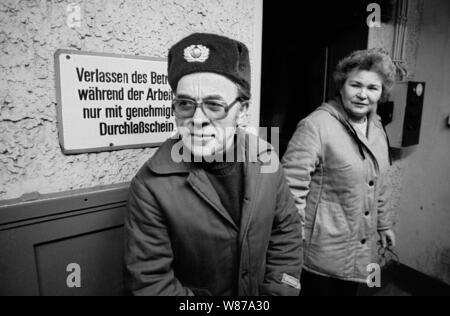 01 janvier 1990, Berlin, Henningsdorf : GDR/Brandebourg/industrie/Décembre 1989 Steelworks Henningsdorf. Les gardes de l'usine. Dans certaines entreprises de la RDA elle a été fournie par la police. // Syndicat/États fédéraux. Meilleure qualité d'image possible, date de prise de vue exacte inconnue. Photo : Paul Glaser/dpa-Zentralbild/ZB Banque D'Images