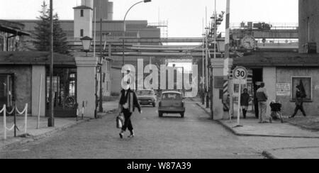 01 janvier 1990, Berlin, Henningsdorf : GDR/Brandebourg/industrie/Décembre 1989 Steelworks Henningsdorf. Entrée // États fédéraux et de l'économie. Meilleure qualité d'image possible, date de prise de vue exacte inconnue. Photo : Paul Glaser/dpa-Zentralbild/ZB Banque D'Images