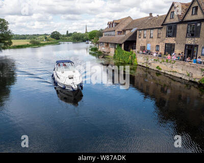 St Ives Cambridgeshire, Royaume-Uni 8 août 2019. Les gens profiter de la navigation de plaisance sur la rivière Great Ouse, dans le bourg de St Ives Cambridgeshire UK dans le calme ensoleillé heures avant un système de basse pression devrait apporter des vents violents et de fortes pluies dans l'ensemble du Royaume-Uni. Le Met Office a émis des avertissements de vent jaune et la pluie pendant la majeure partie de l'UK à partir de ce soir et à vendredi. Credit : Julian Eales/Alamy Live News Banque D'Images