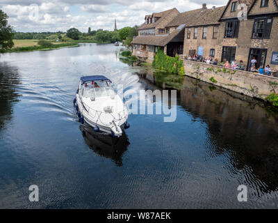 St Ives Cambridgeshire, Royaume-Uni 8 août 2019. Les gens profiter de la navigation de plaisance sur la rivière Great Ouse, dans le bourg de St Ives Cambridgeshire UK dans le calme ensoleillé heures avant un système de basse pression devrait apporter des vents violents et de fortes pluies dans l'ensemble du Royaume-Uni. Le Met Office a émis des avertissements de vent jaune et la pluie pendant la majeure partie de l'UK à partir de ce soir et à vendredi. Credit : Julian Eales/Alamy Live News Banque D'Images