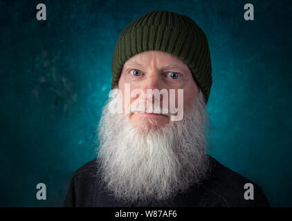 Portrait of senior man avec cap Banque D'Images