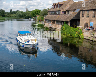 St Ives Cambridgeshire, Royaume-Uni 8 août 2019. Les gens profiter de la navigation de plaisance sur la rivière Great Ouse, dans le bourg de St Ives Cambridgeshire UK dans le calme ensoleillé heures avant un système de basse pression devrait apporter des vents violents et de fortes pluies dans l'ensemble du Royaume-Uni. Le Met Office a émis des avertissements de vent jaune et la pluie pendant la majeure partie de l'UK à partir de ce soir et à vendredi. Credit : Julian Eales/Alamy Live News Banque D'Images