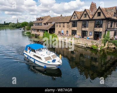 St Ives Cambridgeshire, Royaume-Uni 8 août 2019. Les gens profiter de la navigation de plaisance sur la rivière Great Ouse, dans le bourg de St Ives Cambridgeshire UK dans le calme ensoleillé heures avant un système de basse pression devrait apporter des vents violents et de fortes pluies dans l'ensemble du Royaume-Uni. Le Met Office a émis des avertissements de vent jaune et la pluie pendant la majeure partie de l'UK à partir de ce soir et à vendredi. Credit : Julian Eales/Alamy Live News Banque D'Images