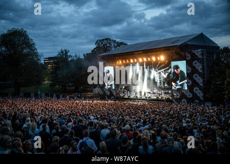 Oslo, Norvège. 07th, 2019 Août. Donnant sur la scène à un concert live avec le groupe de rock anglais The Cure pendant la fête de la musique 2019 Øyafestivalen norvégien à Oslo. (Photo crédit : Gonzales Photo - Terje Dokken). Banque D'Images