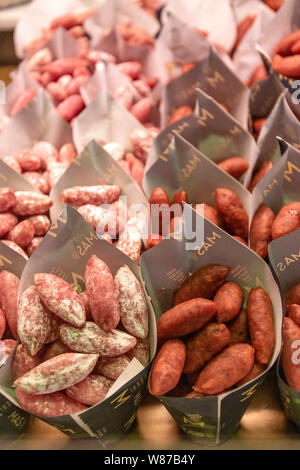 Vue verticale de salami traditionnel balls à Madrid. Banque D'Images