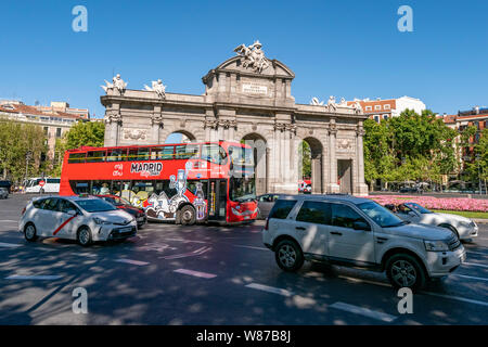 Vue horizontale de la Puerta de Alcalá à Madrid. Banque D'Images