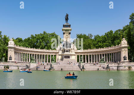 Vue horizontale de la lac de plaisance et le monument au roi Alphonse XII au parc du Retiro à Madrid. Banque D'Images