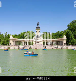 Vue sur place de la lac de plaisance et le monument au roi Alphonse XII au parc du Retiro à Madrid. Banque D'Images