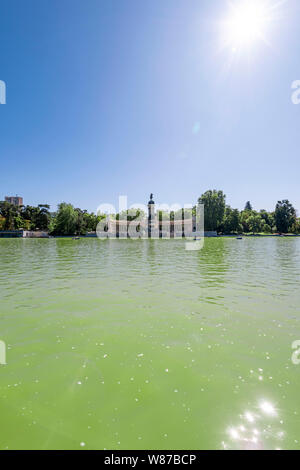 Vue verticale du lac de plaisance et le monument au roi Alphonse XII au parc du Retiro à Madrid. Banque D'Images