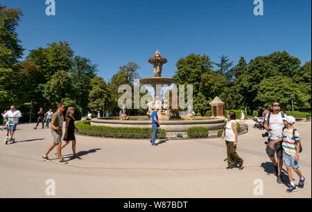 Vue horizontale d'une fontaine ornementale au parc du Retiro à Madrid. Banque D'Images