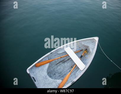 Barque à quai à Anacortes, WA, prêt à être sorti sur la baie paisible à San Juan Islands. Banque D'Images