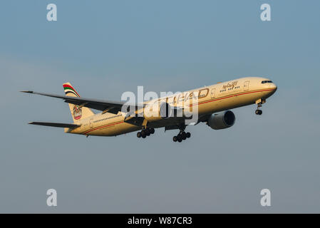 Bangkok, Thaïlande - Apr 23, 2018. A6-ETK Etihad Airways Boeing 777-300ER à l'atterrissage à l'Aéroport International Suvarnabhumi de Bangkok (BKK). Banque D'Images