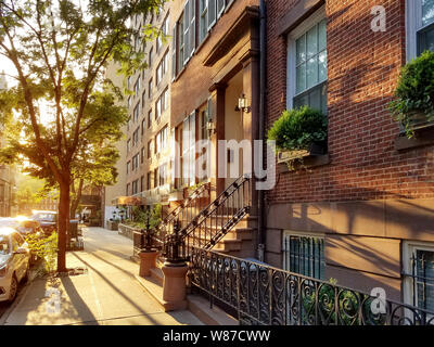 Vieux immeubles brownstone le long d'une rue de quartier calme à Greenwich Village, New York City NYC Banque D'Images