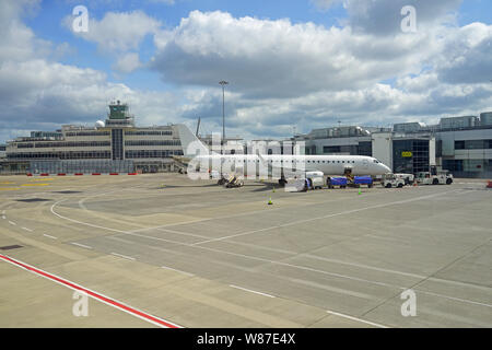 DUBLIN, IRLANDE -28 juillet 2019- Vue d'un Embraer ERJ E190 à partir de la compagnie régionale irlandaise Stobart air (RE) tous peint blanc à l'aéroport de Dublin (DUB), Banque D'Images