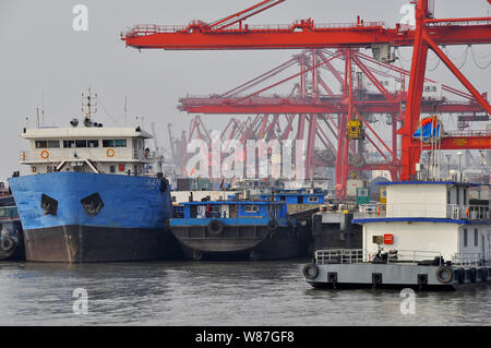 Bateaux conteneurs/navires sur le quai du Yangtsé à Beijing, Shanghai, Chine Banque D'Images