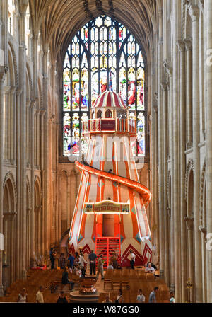 Personnes voir un 40ft / helter skelter installée à l'intérieur de la cathédrale dans le cadre de la voir différemment projet qui vise à donner aux gens la chance de faire l'expérience de la cathédrale d'une manière entièrement nouvelle et d'ouvrir des conversations au sujet de la foi. Banque D'Images