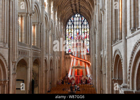 Personnes voir un 40ft / helter skelter installée à l'intérieur de la cathédrale dans le cadre de la voir différemment projet qui vise à donner aux gens la chance de faire l'expérience de la cathédrale d'une manière entièrement nouvelle et d'ouvrir des conversations au sujet de la foi. Banque D'Images