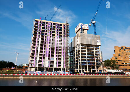 Bâtiments en construction dans le cadre du régime des eaux de Liverpool aux côtés des Princes Dock Liverpool UK Banque D'Images