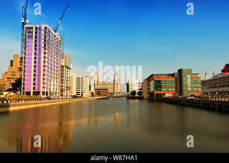 Les bâtiments du foie, hotels,bureaux et de nouveaux bâtiments en construction dans le cadre du régime des eaux de Liverpool en Princes Dock de Liverpool waterfront. Banque D'Images