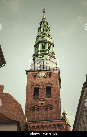 Nikolaj Kirke ou Nikolai Church situé dans la vieille ville de Copenhague, au Danemark. Tons Vintage Retro photo avec effet de filtre de correction tonale Banque D'Images