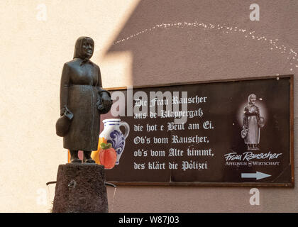 Frau Rauscher Fontaine d'un vin de pomme légendaire voleur crachant - Vieux Sachsenhausen, Francfort, Allemagne Banque D'Images