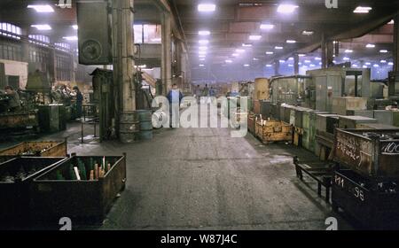 01 janvier 1990, Berlin, le Brandebourg : GDR/Brandebourg/industrie/Décembre 1989 Getriebewerk Brandenburg, hall d'usine. L'usine a produit pour les boîtes de camions. Meilleure qualité d'image possible, date de prise de vue exacte inconnue. Photo : Paul Glaser/dpa-Zentralbild/ZB Banque D'Images