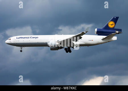 Francfort / ALLEMAGNE - le 17 août 2014 : Lufthansa Cargo MD-11 D-ALCH de cargo à l'atterrissage à l'aéroport de Francfort Banque D'Images