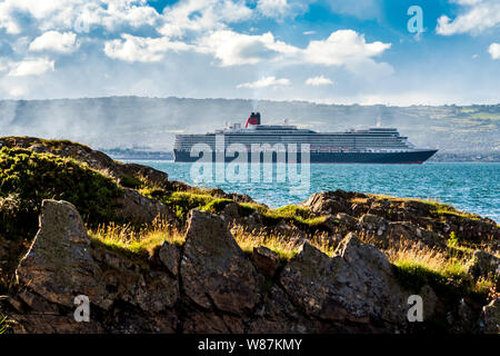 La Cunard Lines La reine Elizabeth quitter Belfast, en Irlande du Nord Banque D'Images