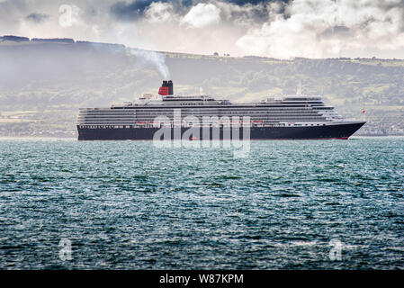 La Cunard Lines La reine Elizabeth quitter Belfast, en Irlande du Nord Banque D'Images