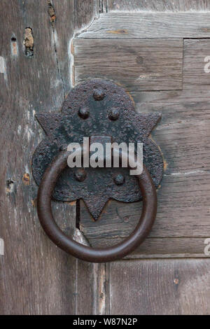 Close up de grande poignée de porte ancienne porte en chêne Banque D'Images