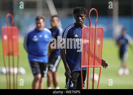 Hambourg, Allemagne. 18 août, 2017. Soccer : 2e, la formation de Bundesliga Hambourg SV : boulangerie Jatta (M) s'entraîne avec l'équipe. Dans l'arrière-plan laissé trainer Dieter Hecking. Crédit : Christian Charisius/dpa/Alamy Live News Banque D'Images