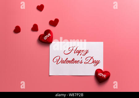 Concept de la saint valentin, coeur rouge et blanc note sur fond rose Banque D'Images