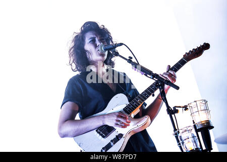 Oslo, Norvège. 07th, 2019 Août. La chanteuse norvégienne, auteur-compositeur et musicien Fay Wildhagen perferms un concert lors de la fête de la musique 2019 Øyafestivalen norvégien à Oslo. (Photo crédit : Gonzales Photo - Terje Dokken). Banque D'Images