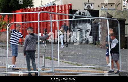 Une murale de champion de boxe Olympique irlandais Katie Taylor est considéré comme jeunes barricade le site d'un projet de feu dans le nord de Belfast, les entrepreneurs qui ont été commandés pour le retirer. Un stand-off a mis au point entre la police et ceux en faveur de la joie, et un certain nombre de missiles ont été lancés sur des policiers. Banque D'Images