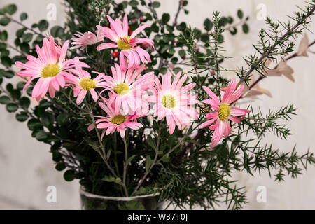 Bouquet de chrysanthèmes roses dans un vase en verre Banque D'Images