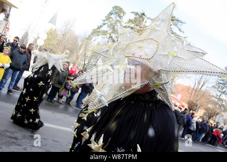 Zagreb, Croatie - 18 Février 2012 : défilé passe sur la rue principale de Zagreb, au cours de la célèbre voiture traditionnelle Turopoljski Banque D'Images